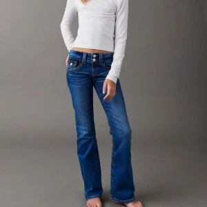 Blå bootcut jeans från Gina Tricot - Snygga blå jeans med bootcut passform och låg midja. Jeansen är supersnygga på men det är lite svårt att visa på grund av ljuset, de passar superbra med nån vinröd tröja till också. De är lite urtvättade, men jag tycker inte det syns och att det nästan blev en snyggare detalj. Skriv om ni har frågor❤️