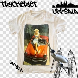 Vit tisha me exklusivt tryck - Vit t-shirt med stort färgglatt tryck framtill som visar en kvinna i klänning sittandes på en röd retrobil. Klassisk rund halsringning och korta ärmar. Perfekt för dig som gillar vintage vibes och coola motiv.