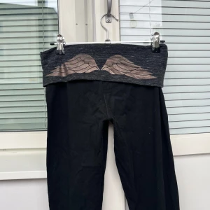 Fold over yoga pants - Supersnygga yoga pants från VS, de är använda och har ett litet hål nedtill men annars i bra skick😇💓 Dem är i short modellen och inte jätte utsvängda men fortfarande lite och passar perfekt om man har mindre vader ex💓74cm innerben och 17cm rakt över benöppningen💓
