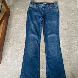 Bootcut jeans Zara - Säljer dessa jeansen då de inte kommer till användning, supersnygga, sköna och stretchiga. Storlek 36