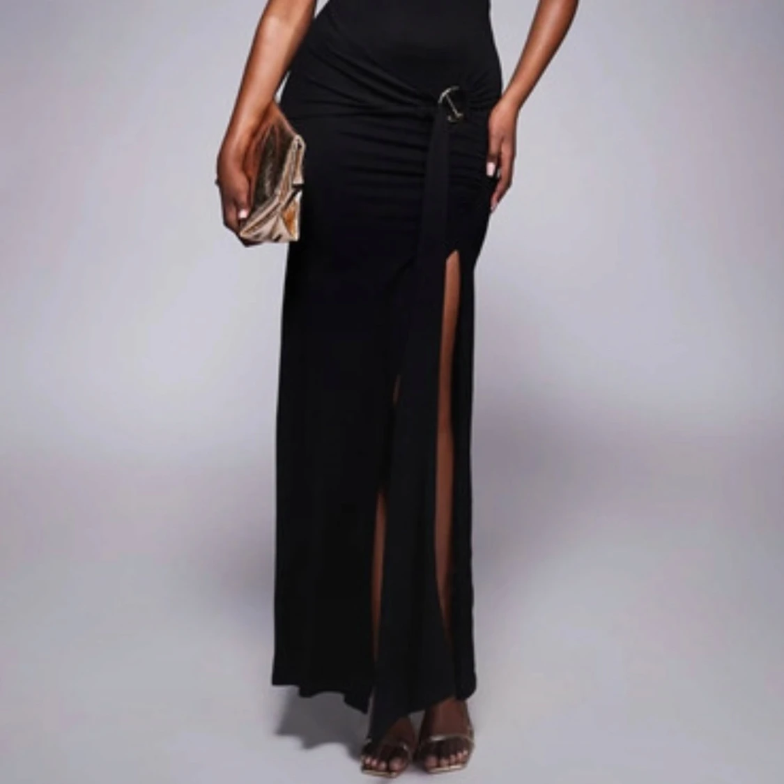 Svart långklänning med slits och öppen rygg - 2