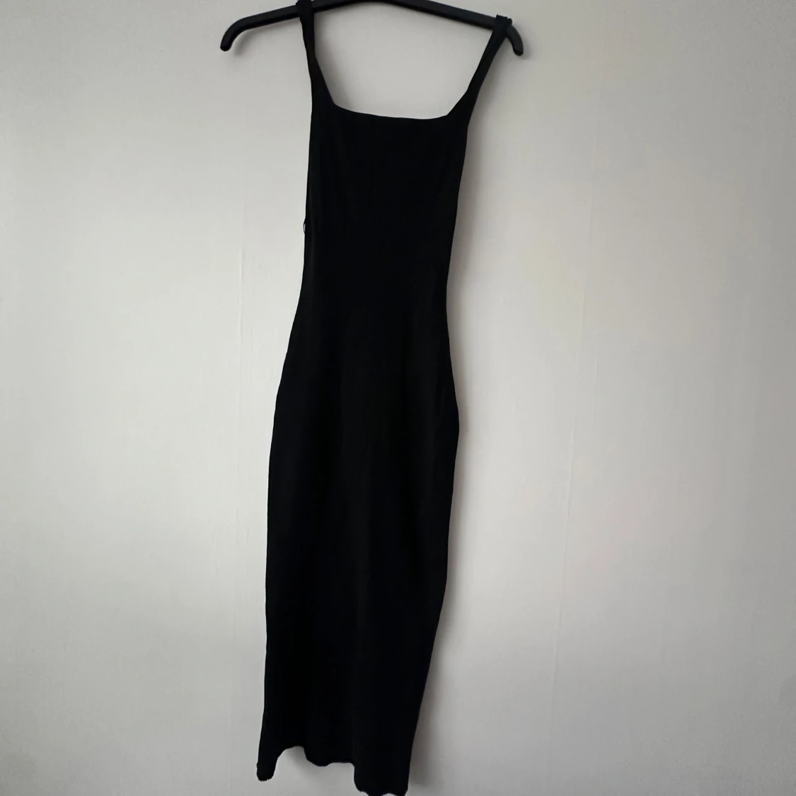 Svart långklänning med smala axelband - 1