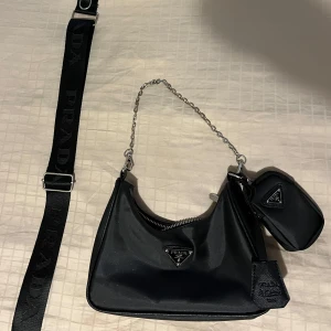 Svart axelväska  - Använd endast fåtal gånger!