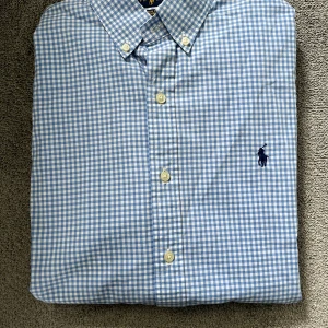 Ralph Lauren skjorta - Säljer en ljusblåa Ralph Lauren skjorta. Storlek M, gulnad på ena ärmen.