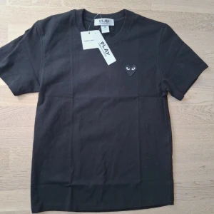 Comme des Garçons Play t-shirt - Svart t-shirt från Comme des Garçons Play i storleken S. Den är helt ny, bara testad, meddela om du har några frågor.