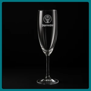 Champagneglas - Jägermeister  - Nytt och oanvänt! Går köpa flera om så önskas. Perfekt present eller ett elegant glas att ha på själv.  Graverad detalj – Gravyr enligt bild med en unik touch. Specifikationer: Antal: 1st Höjd: 21 cm Volym: 21 cl Material: Glas Gravyr: Enligt angivet motiv Leverans 1 - 4 arbetsdagar