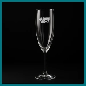 Champagneglas- Absolut Vodka - Nytt och oanvänt! Går köpa flera om så önskas. Perfekt present eller ett elegant glas att ha på själv.  Graverad detalj – Gravyr enligt bild med en unik touch. Specifikationer: Antal: 1st Höjd: 21 cm Volym: 21 cl Material: Glas Gravyr: Enligt angivet motiv Leverans 1 - 4 arbetsdagar