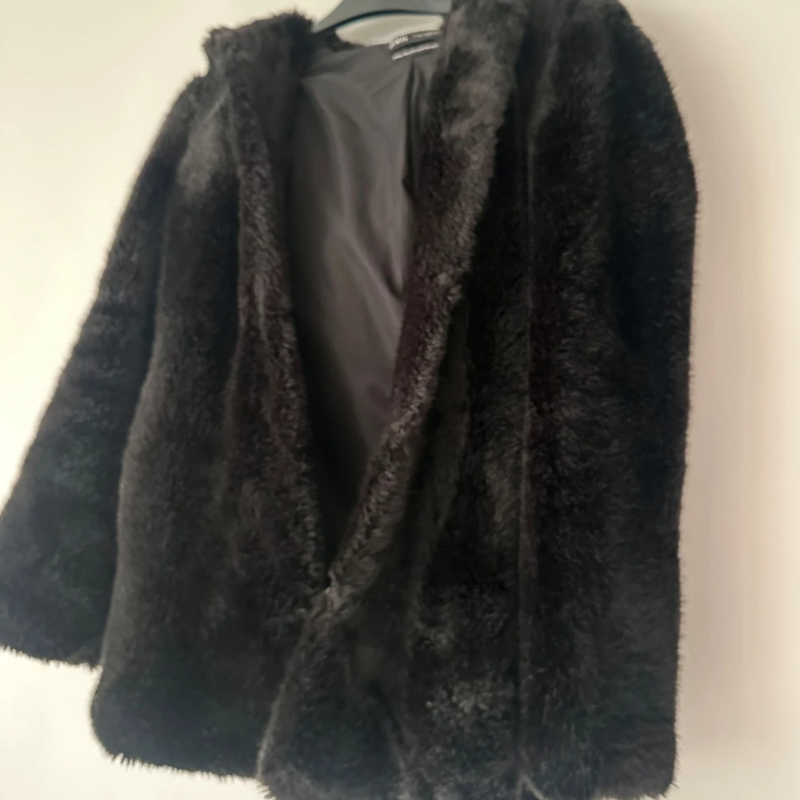 Svart pälsjacka från zara 