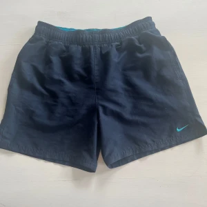 Mörkblå badbyxor från Nike - Badbyxor från Nike. Skick 9/10. Använda fåtal gånger. Storlek S.
