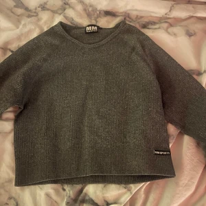 Mörkgrå ribbad tröja från MM Sports - Säljer en mörkgrå ribbad tröja från MM Sports. Tröjan har en croppad passform och långa ärmar. Perfekt för dig som gillar en sportig och avslappnad stil. MM Sports-logga nertill på tröjan. Använd 1-2 gånger och passar även om du har strl S. Skriv för frågor eller om du är intresserad💗