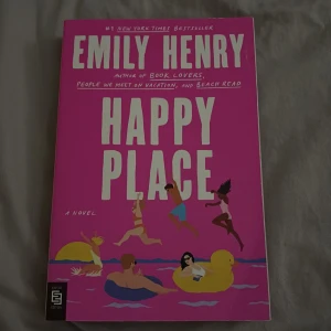 Happy Place - Oläst bok. Har en liten skada på framsidan så ena hörnet är lite böjt (se bild 4). På engelska. Prisförslag uppmuntras 