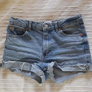 Jeansshorts  - Superfina shorts från lager💓 Osäker på storleken men måtten är, midja: 33cm, höjden på mitten: 21cm 