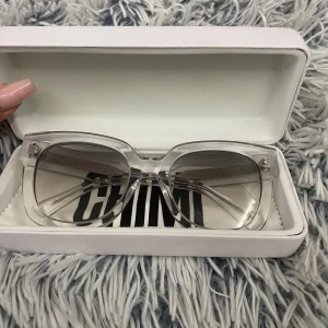 Chimi 08 clear - Säljer ett par chimis i 08, färgen clear. Supersnygga nu till sommarn men tycker inte att dom passar min stil riktigt🤍