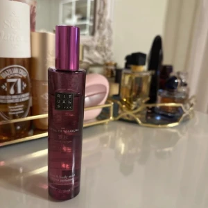 The Ritual of Yuzu Sakura Body Mist från Rituals - En rosa body mist från Rituals, The Ritual of Yuzu Sakura. Flaskan är smal och genomskinlig med en metallisk rosa kork. Doften är inspirerad av yuzu och körsbärsblom, vilket ger en fräsch och blommig känsla.