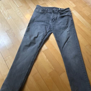 Grå jeansbyxor - Säljer ett par grå jeans från chasin i storlek 32/32 använd runt 4 ggr endast. Nypris ligger på runt 1300 kr