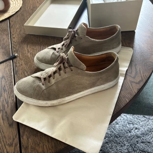 Äkta Aurelien  mocka skor - Snygga ljusgrå sneakers i mocka från Aurelien, knappt använda , box ingår 