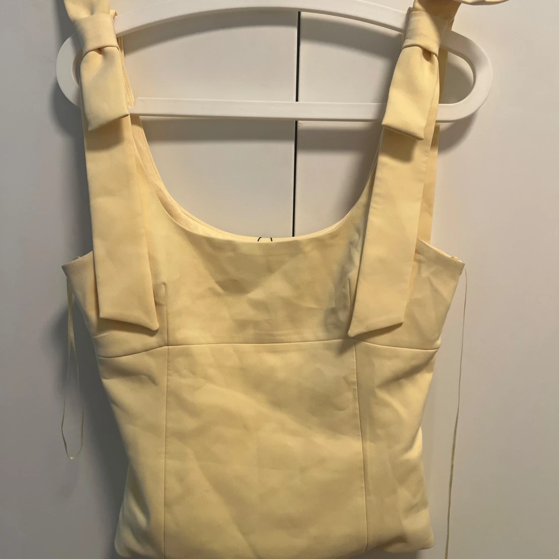 Gul linnetopp med knytband från Zara - 3