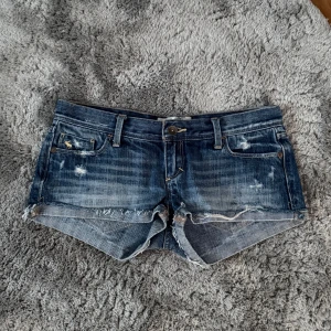 Lågmidjade jeans shorts - Storlek xxs, midjemått: ca 36cm🩷