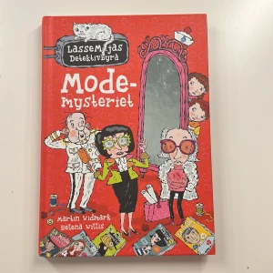LasseMajas Detektivbyrå: Modemysteriet - En färgglad och rolig barnbok om LasseMajas Detektivbyrå där de löser ett mysterium i modevärlden. Boken har hårda pärmar med tecknade illustrationer i rött, vitt och grönt. Perfekt för unga läsare som gillar spänning och kluriga gåtor.