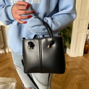 Svart handväska - Svart väska från zara, pris kan diskuteras!