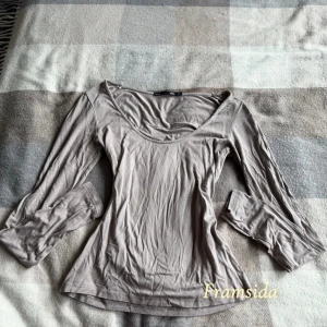 Beige långärmad topp ! - Säljer en beige långärmad topp med rundad halsringning. Modellen är figurnära och i mjukt bomullsmaterial, perfekt för lager-på-lager eller som den är. Enkel och stilren design.🤍
