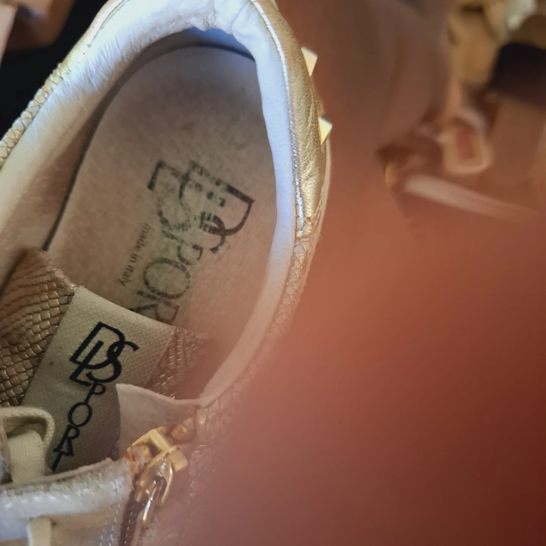 Beige sneakers med gulddetaljer från DLSport - 3