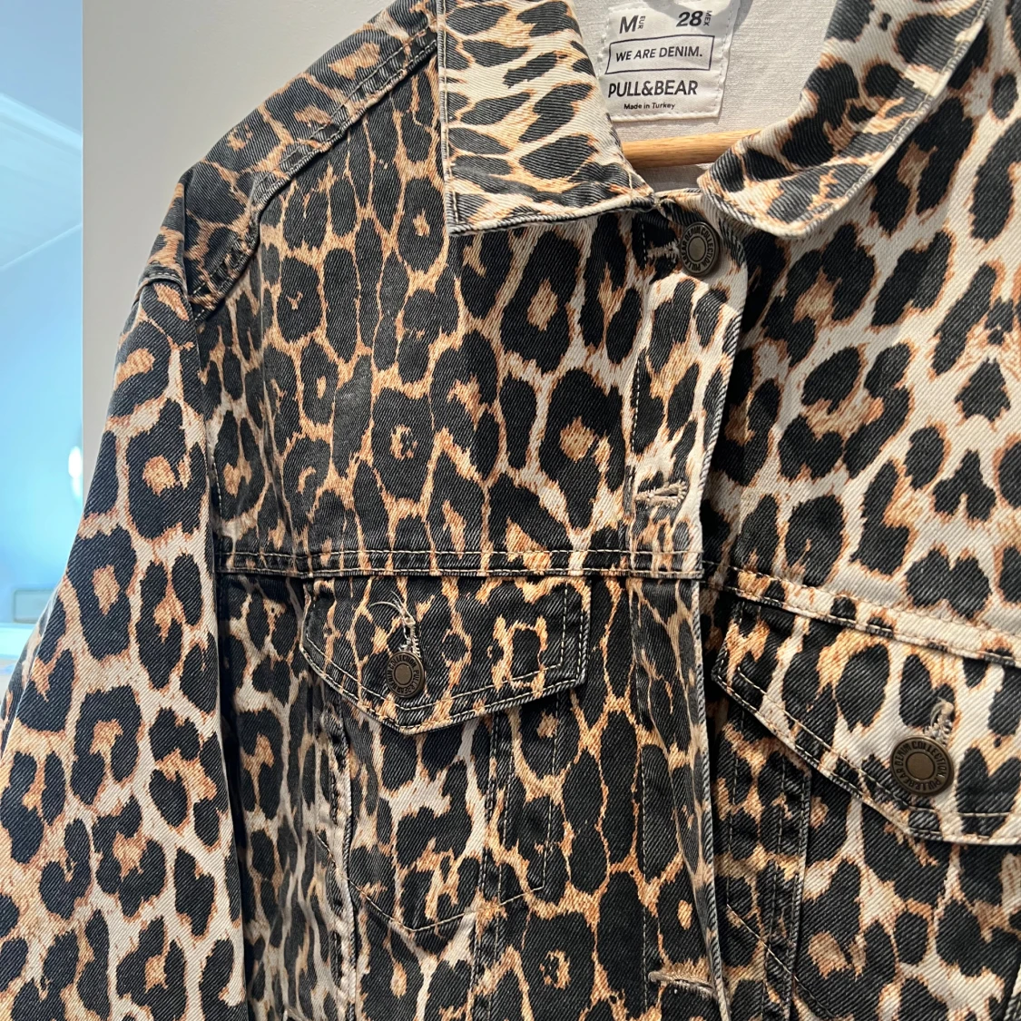 Leopardmönstrad jeansjacka  - 3