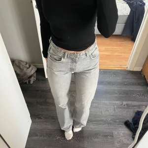 Grå raka jeans - Grå jeans från Zara i storlek 32