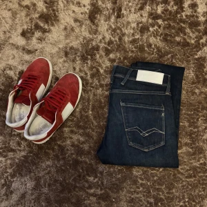 Replay anbass - Säljer ett par mörkblå jeans från Replay med klassisk femficksdesign och raka ben. Jeansen har snygga kontrastsömmar och metallknapp framtill. Perfekta för dig som gillar stilrena och tidlösa jeans. W29 L32 ny pris 2000kr