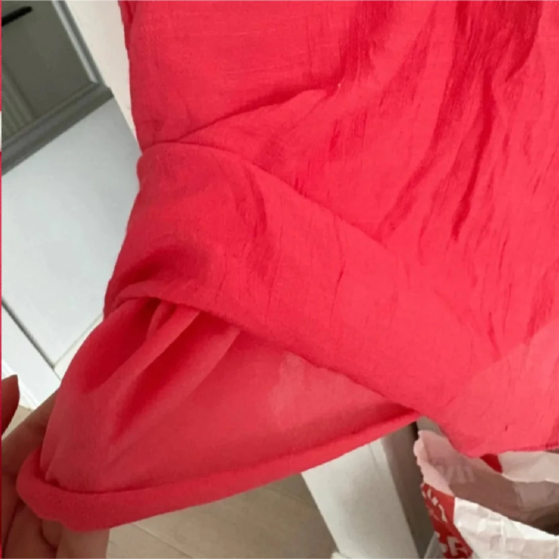 Röd klänning med pärldetaljer från Isay - 2