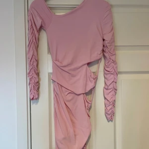 Rosa Zara  klänning storlek S (XS/S) - Rosa finstickad klänning med cut out och off shoulder, från Zara. Använd få gånger.. Justerbar längd på sidan där snörena sitter. Storlek S, passar XS-S. Upplever den något liten i storleken trots att den är stretchig. 🍉🫶🏼