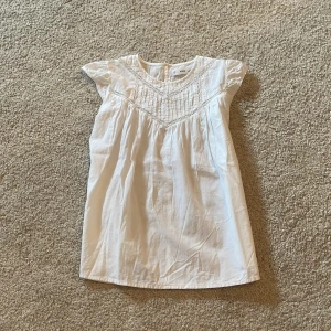 Vit blus - Passar mig som är närmare 165 och bär storlek XS-S!💗