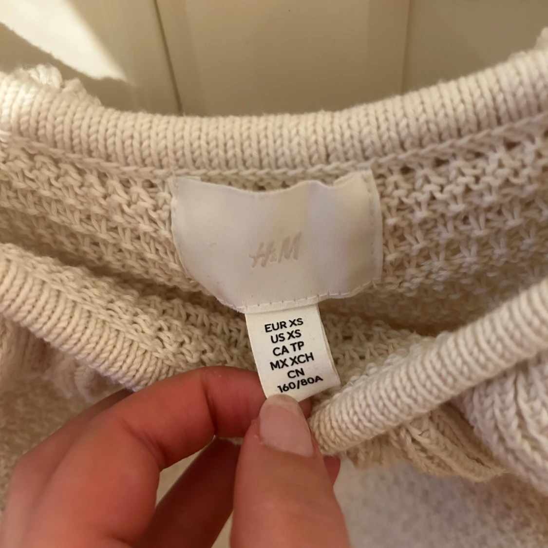 Beige stickad croppad topp med volang från H&M - 2