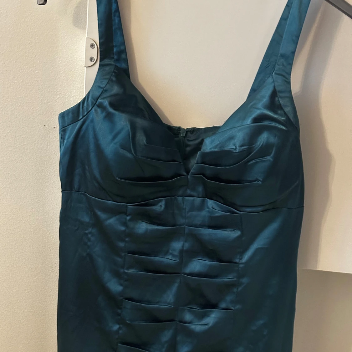 Mörkgrön satin klänning från Ginatricot  - 3