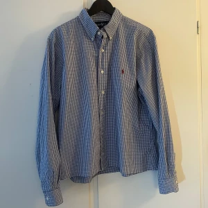 Blårutig skjorta från Ralph Lauren - Säljer en klassisk blårutig skjorta från Ralph Lauren. Storlek L/XL, bra skick.