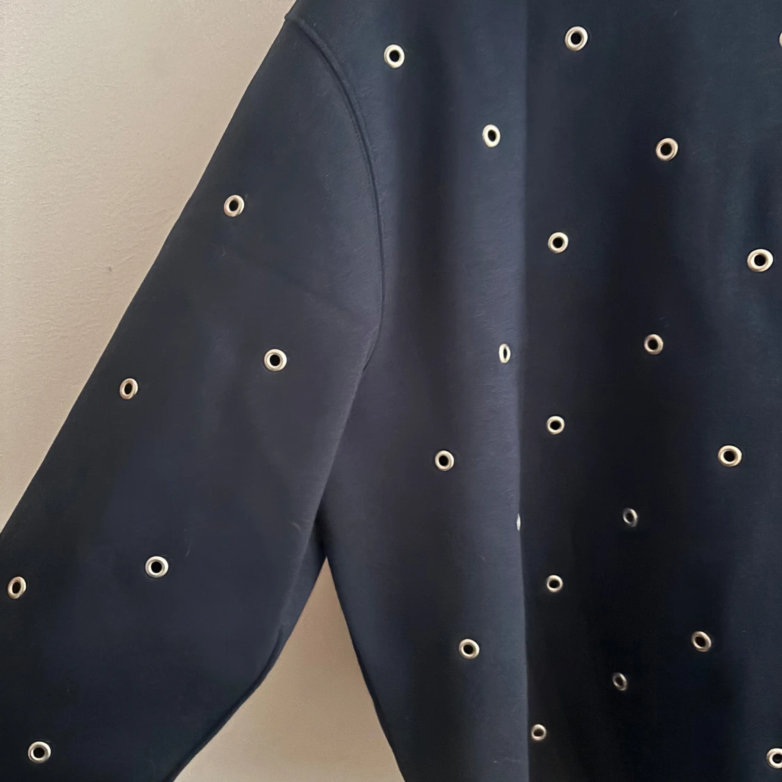 Marinblå tröja med öljetter  - 1