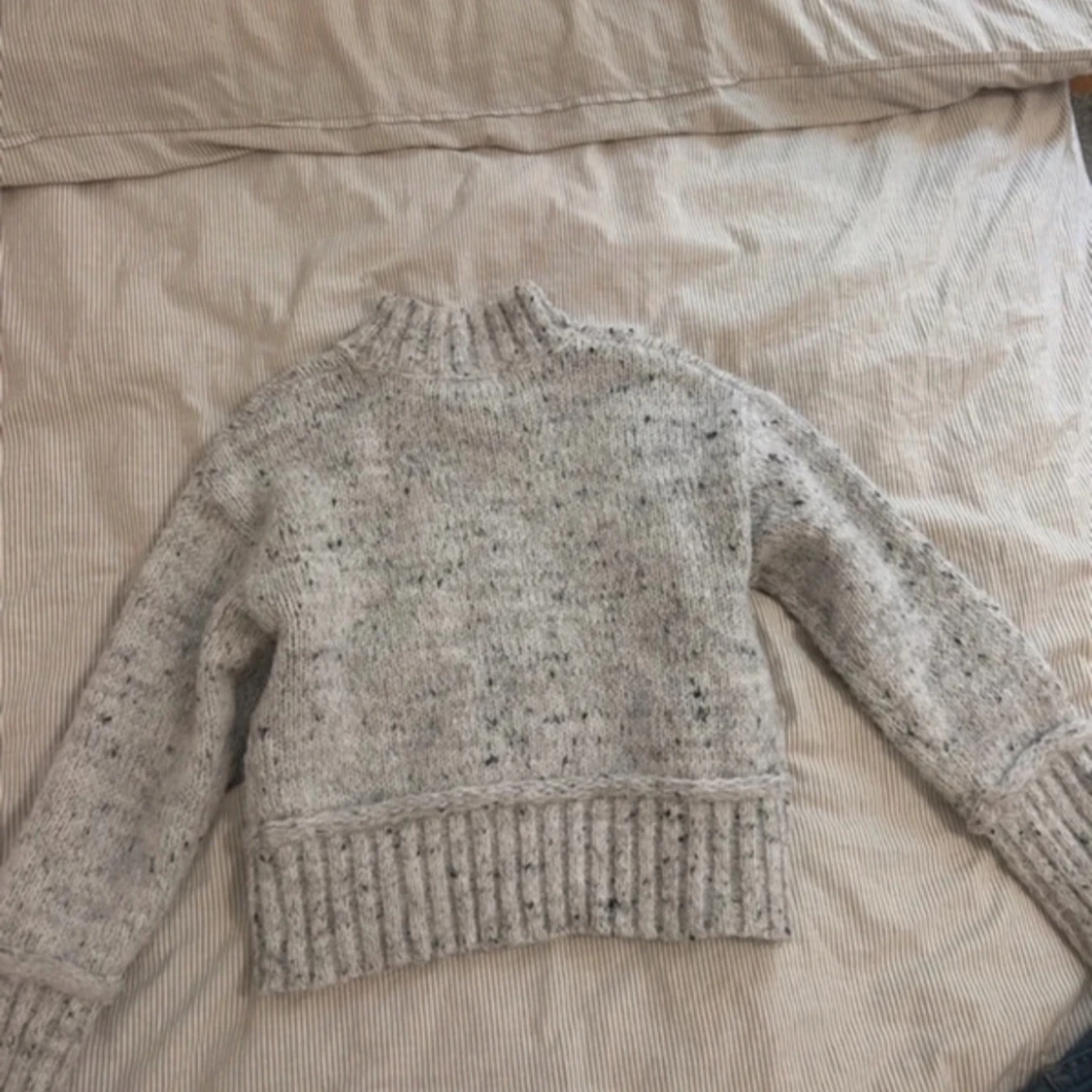 Ljusgrå stickad tröja från Primark med lite krage  - 3