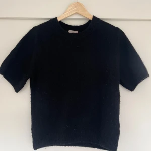 stickad t-shirt - Svart stickad t-shirt i använt men bra skick💕används ej längre så därför jag säljer🤗