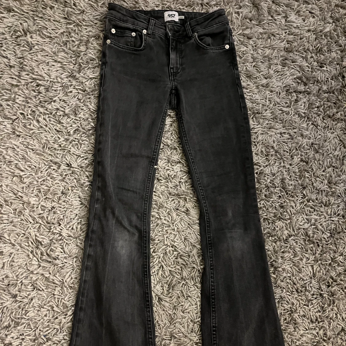 Svarta/mörkgråa bootcut jeans från 157!
