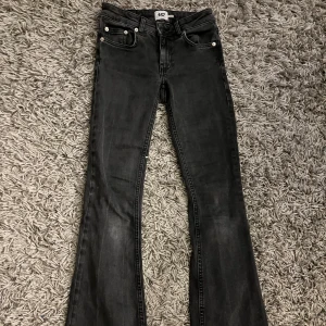 Svarta/mörkgråa bootcut jeans från 157! - Snygga svarta/mörkgrå bootcut jeans från 157 med låg midja. Jeansen har klassisk femficksdesign, dragkedja och knapp framtill. Dom har även en liten slitning längst ner på byxan (se sista bilden). Det är bara att skriva om ni har frågor eller vill ha fler bilder!💓