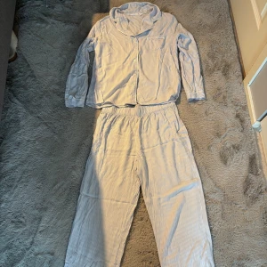 Pjamassätt - Jag seljer ett blått pjamassätt. Den är köpt på primark i Spanien. Den är i storlek S. Säljer den pågrund av att den inte passar längre. Pris går att diskuteras💓💓