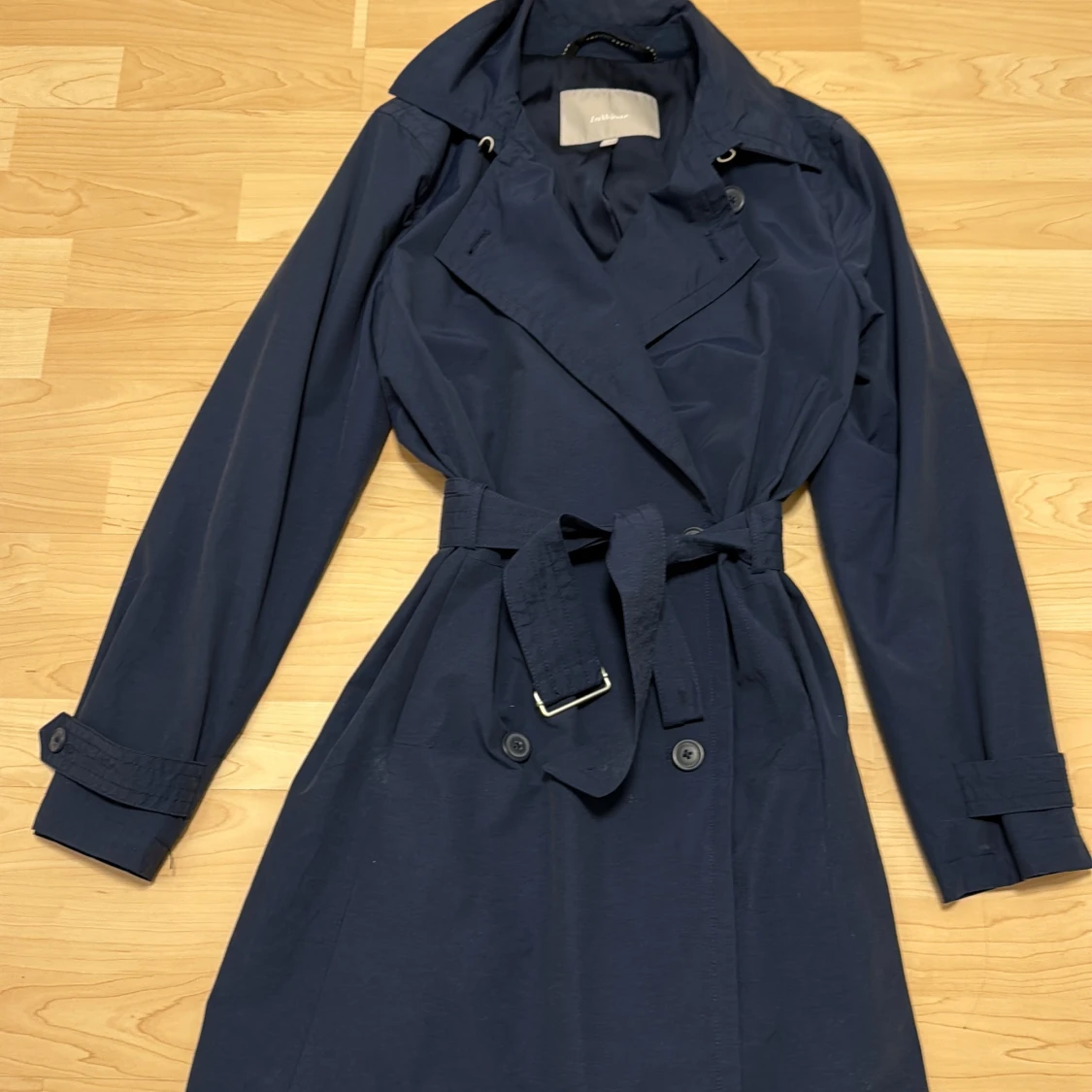 Mörkblå trenchcoat från InWear