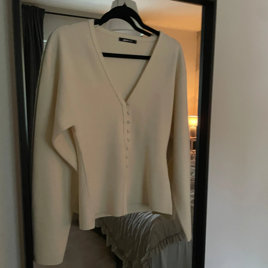 Vit kofta med knappar från Gina Tricot - 1