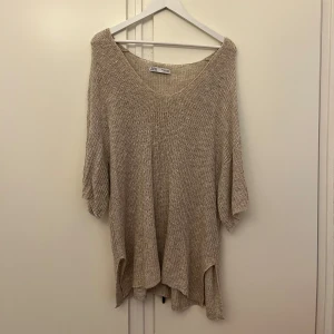 Tröja  - Super fin tröja med trekvartsärmar i storlek M ifrån Zara. Super fin framförallt till sommaren! 💖 bra skick! 