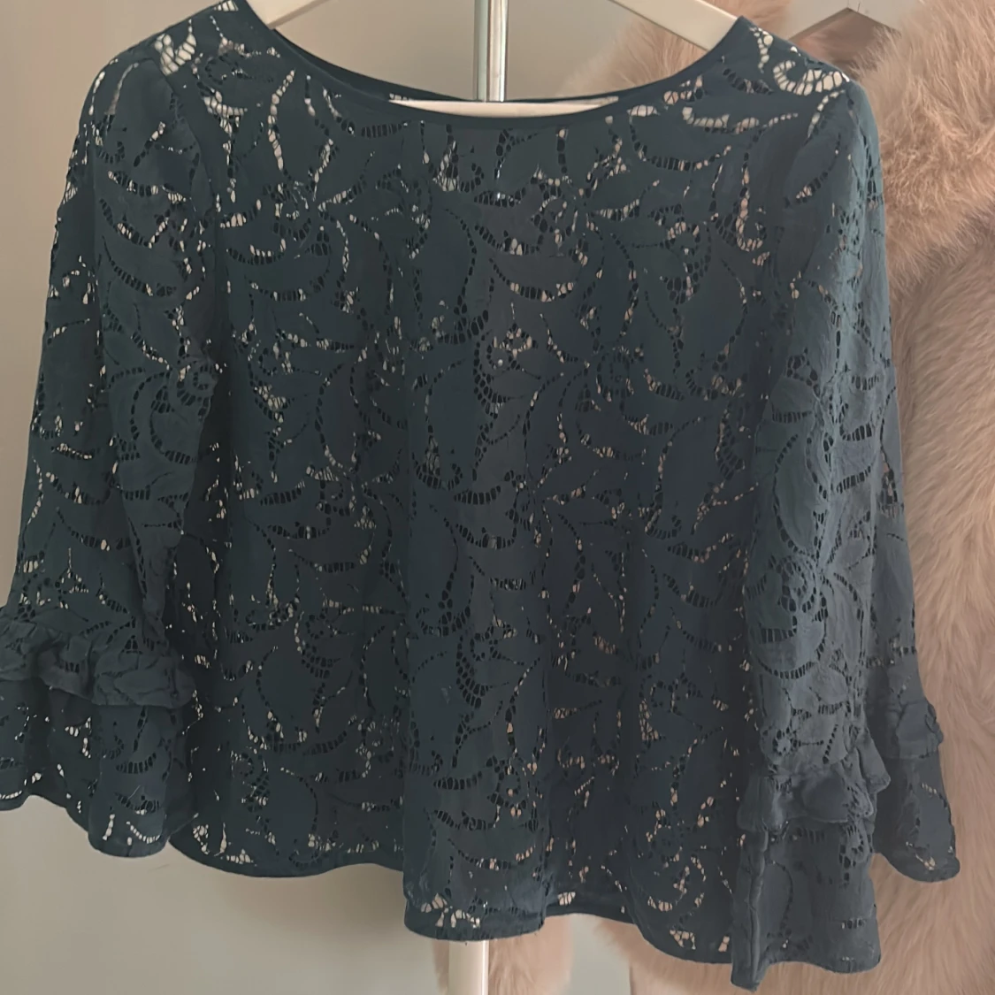 Mörkgrön spetsblus med volangärmar från Part Two - 1