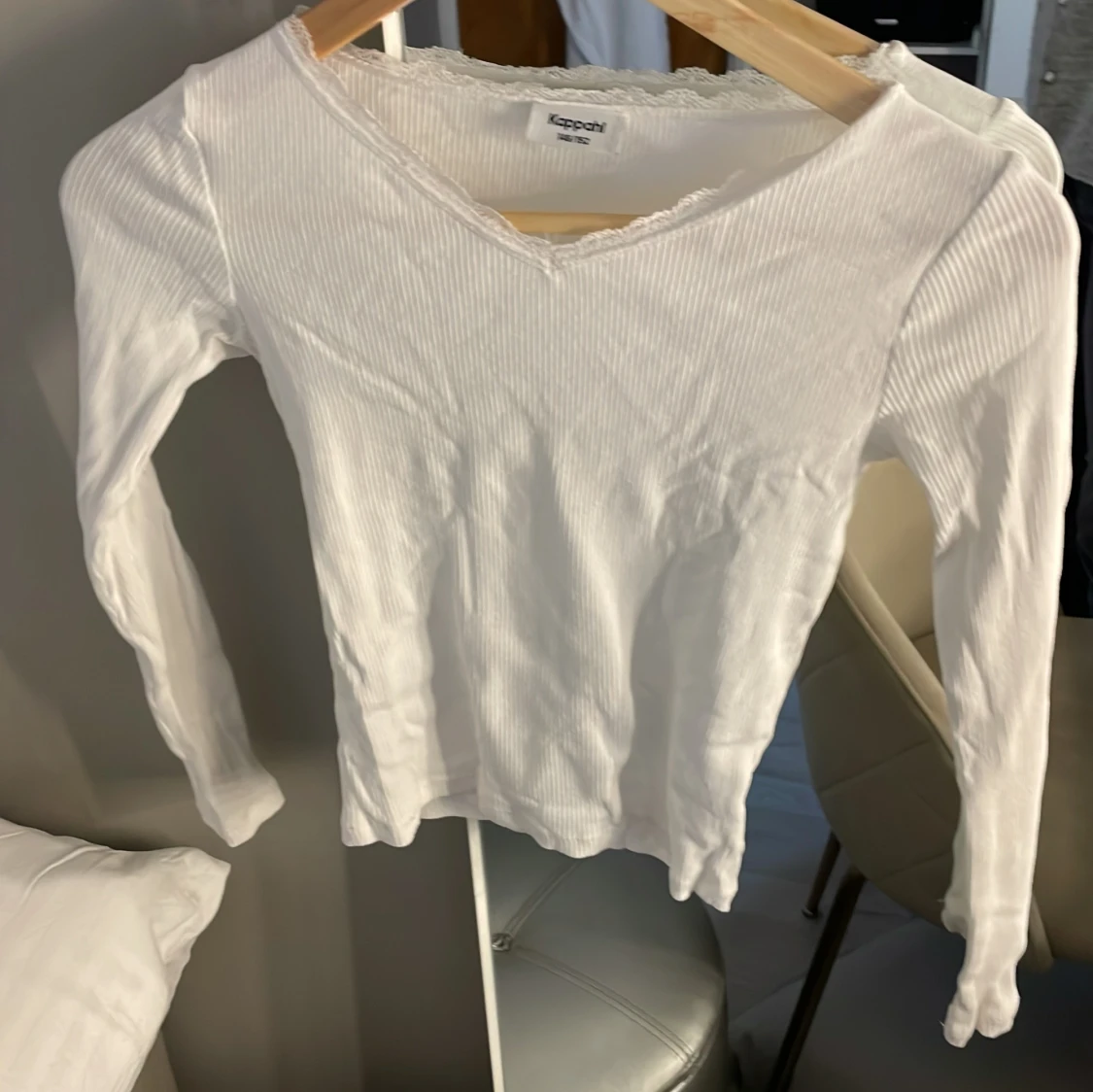 Vit ribbad långärmad topp från Kappahl