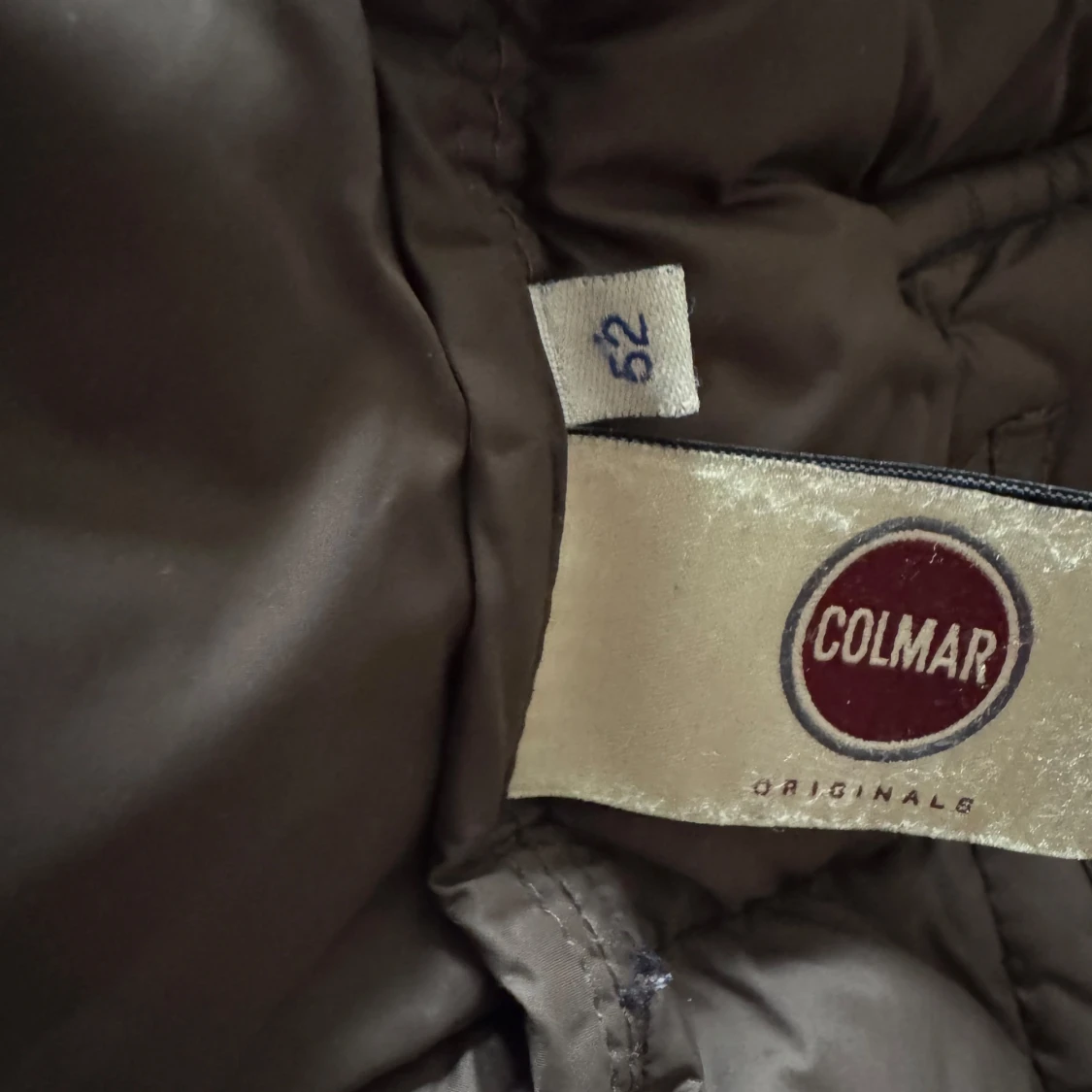 Mörkblå quiltad pufferjacka från Colmar - 2