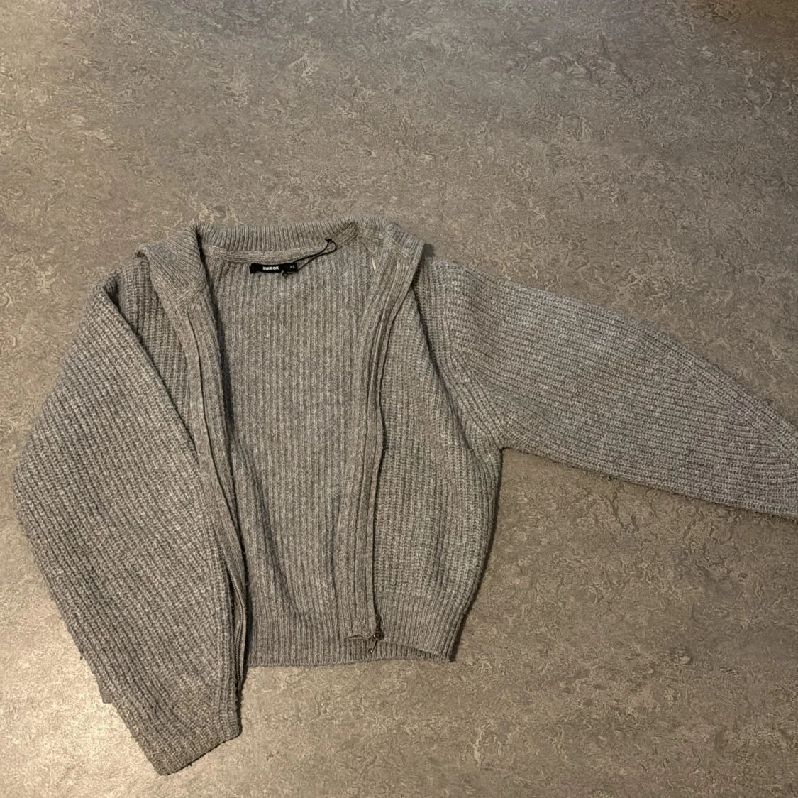 Grå stickad kofta från Bik Bok - 1