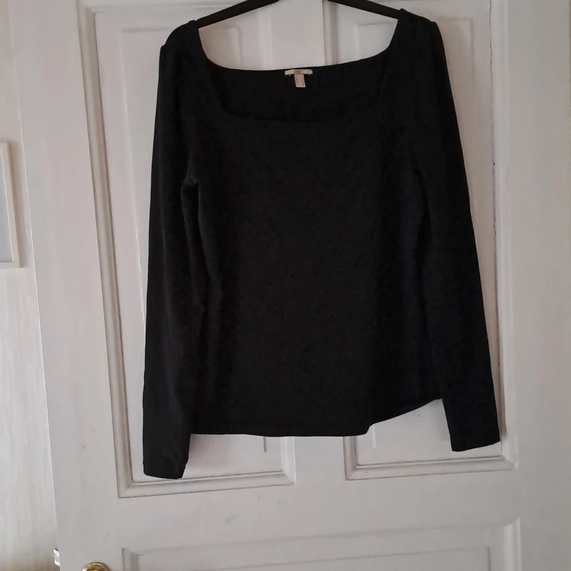 Svart långärmad topp med fyrkantig ringning