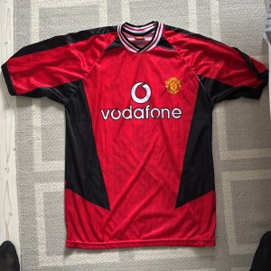 Manchester United Beckham 7 fotbollströja - Klassisk Manchester United fotbollströja med Beckham 7 på ryggen och Vodafone som sponsor. Stork xl 